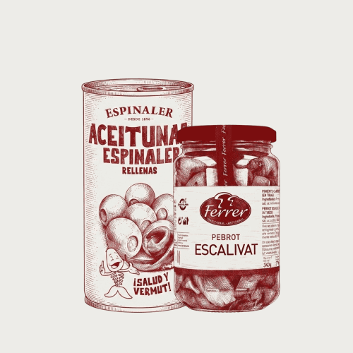 Assortiment Escornalbou Arbequina olijven, biologische tapenades en ingelegde Spaanse paprika.