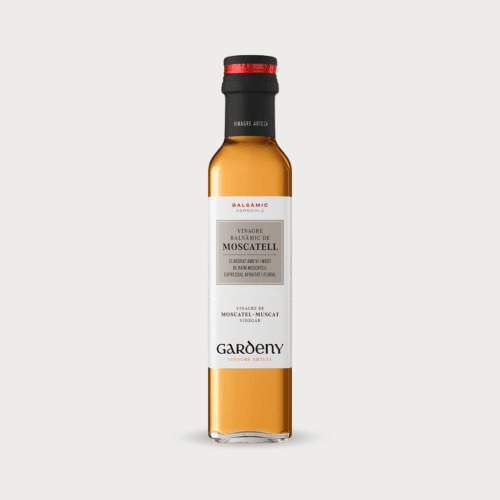 Glazen fles Badia Moscatel balsamicoazijn voor salades, vis en desserts.