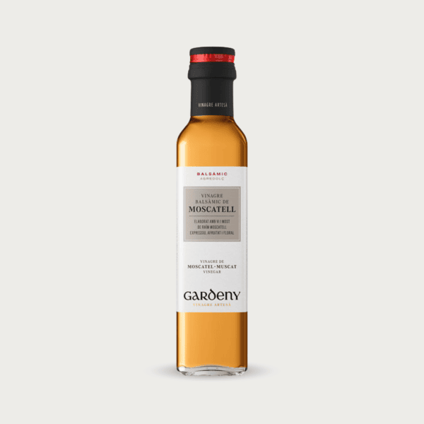 Glazen fles Badia Moscatel balsamicoazijn voor salades, vis en desserts.