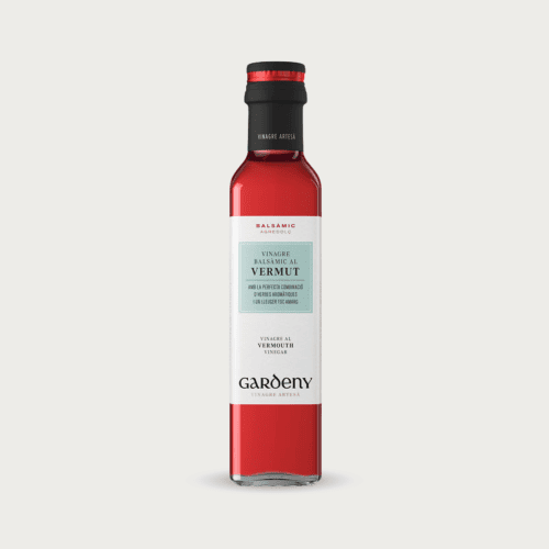 Glazen fles Badia Vermouth wijnazijn voor Spaanse tapas en aperitieven.