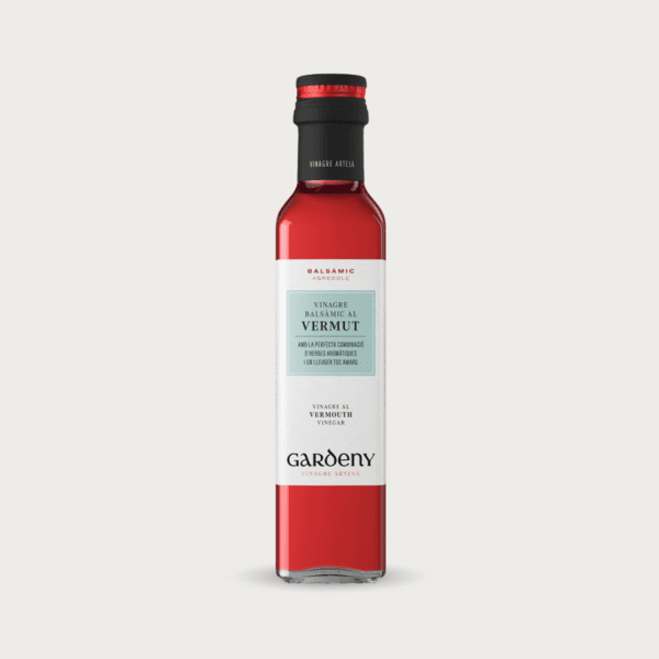 Glazen fles Badia Vermouth wijnazijn voor Spaanse tapas en aperitieven.