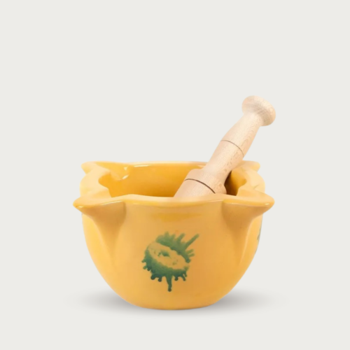 Gele Catalaanse morter vijzel van Torrent 11 cm met groene decoratie en houten stamper