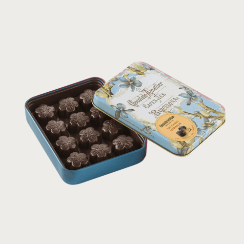 Tinnen blikje van Amattler Chocolade met sinaasappel-chocolade bloemblaadjes