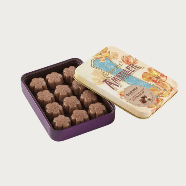Tinnen blikje van Amattler Chocolade met cappuccino-chocolade bloemblaadjes